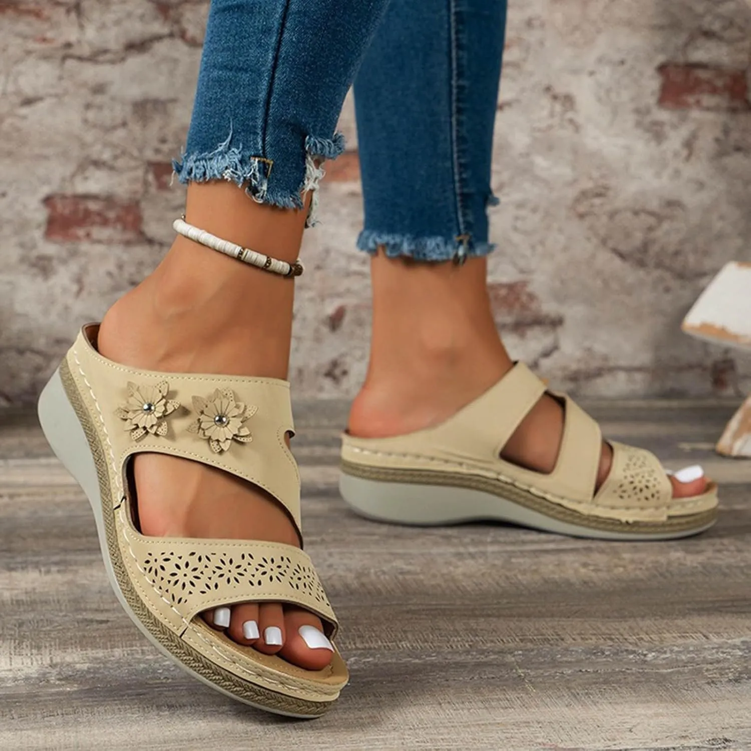 Orthopedic Sandals for Women with Arch Support, Flower Decoration Hollow Out Beach Walking Shoes Slip On Orthotic Sandals Casual Summer Flip Flops Breathable Lightweight Vacation Slippers